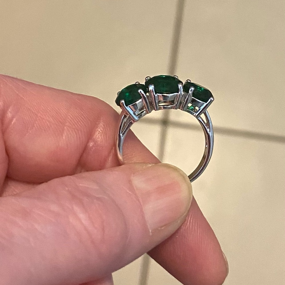 NEW Classic 3-stone Emerald green ring